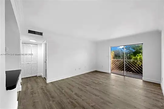 Studio, 1 bath - 5731 Sunset Dr - Condo for Rent in South Miami, FL