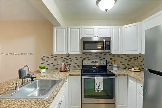 7241 Miami Lakes Dr #D9 Photo 2