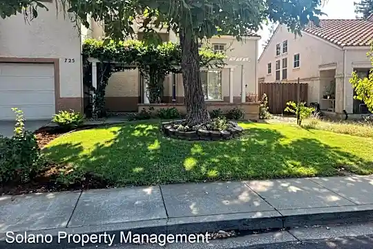 725 Christine Dr Photo 2