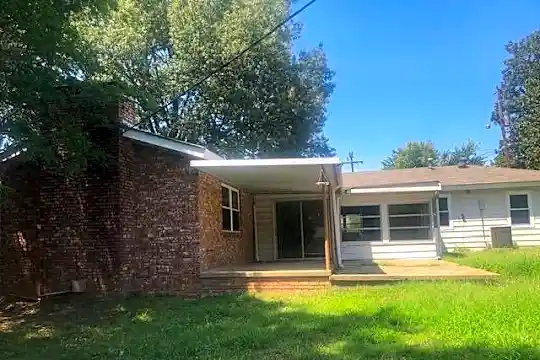 905 Braden St Photo 2