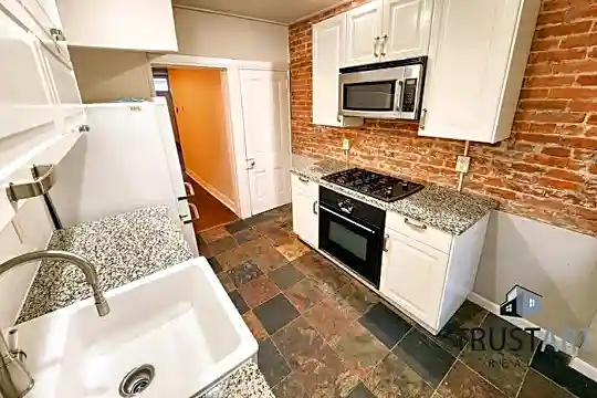 3885 Manor St Photo 2