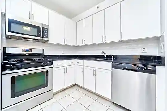 160 Riverside Blvd Photo 2