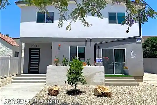 14111 Sylvan St Photo 1
