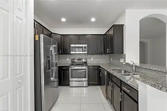 12150 Village Pl Photo 2