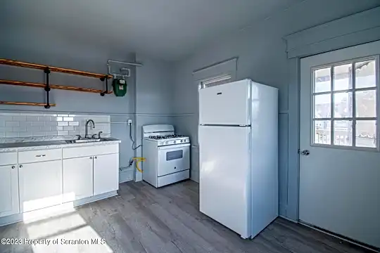 316 Taylor Ave Photo 2