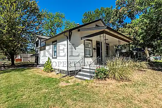 1601 N Jeanette Ave Photo 2