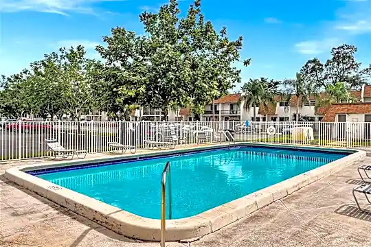 5277 SW 40th Ave #17 Photo 2