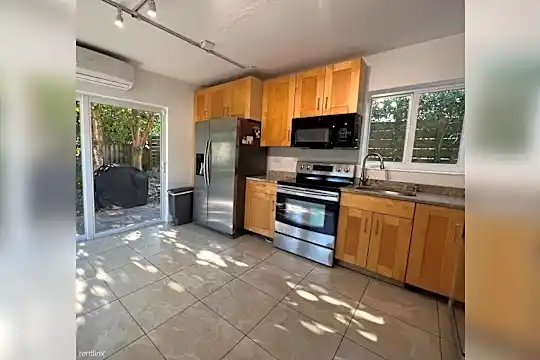 688 Fernwood Rd Photo 2