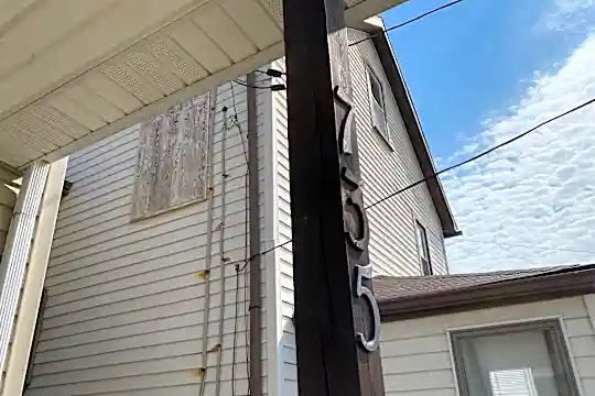 735 Locust St Photo 2