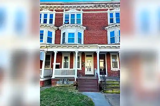 920 W King St Photo 1