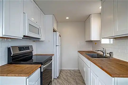615 E Broadway #304 Photo 2