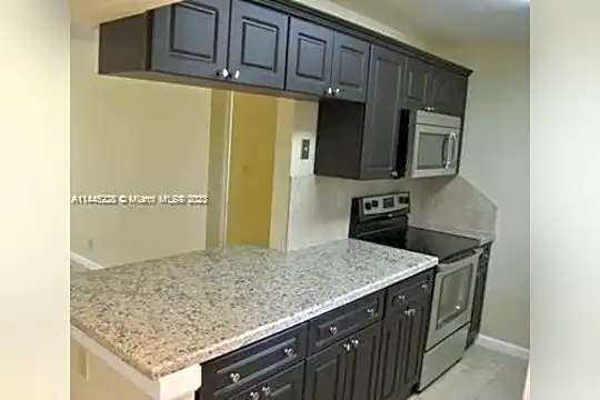 153 Lakeview Dr #202 Photo 2
