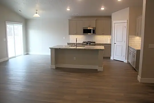 16555 Senden Ave (14).JPG