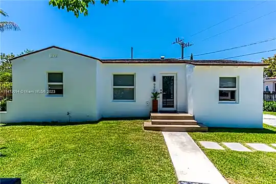 990 SW 11th St #990 Photo 2