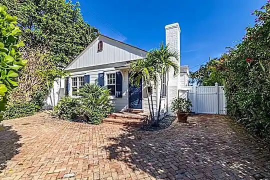 231 Cocoanut Row Photo 1