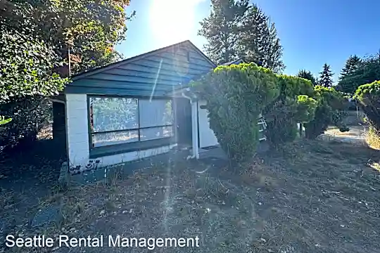 17046 1st Ave NE Photo 1