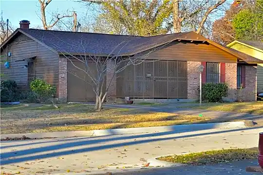 8525 Westfield Dr Photo 2