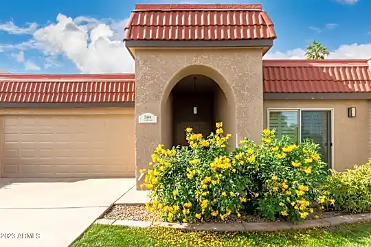 5444 N 79th Way Photo 1