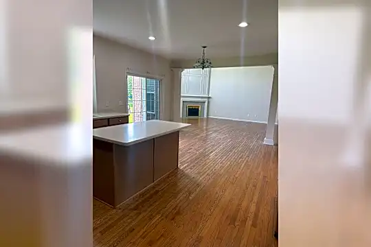 3748 Castle Rock Dr Photo 2