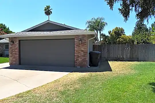 2216 Jeanine Dr Photo 2