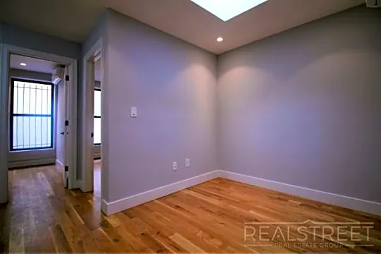 491 Tompkins Ave Photo 2
