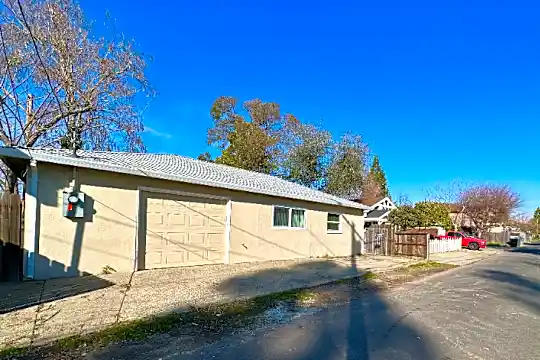 836 Shearer St Photo 2