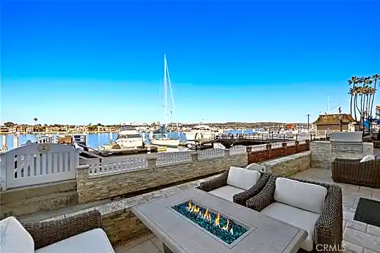 423 Edgewater Pl Photo 2