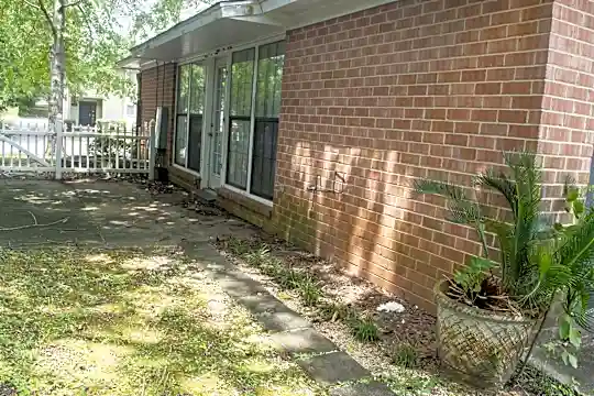 1615 Woodmere Loop Photo 2