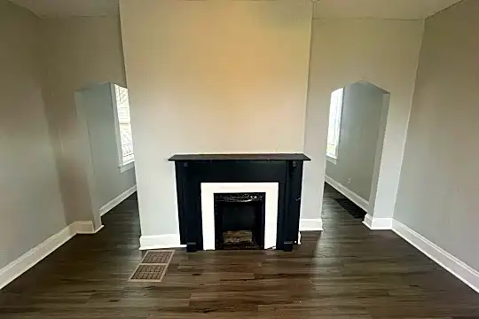 126 Whitethorne Ave Photo 2