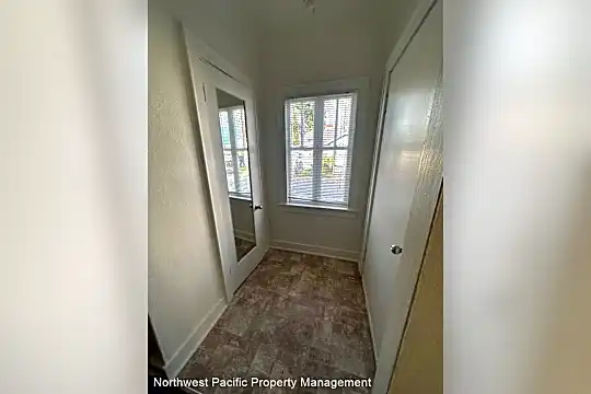 528 Knapps Pl NE Photo 2