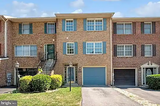 1325 Lindsay Ln Photo 1