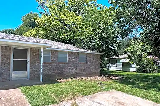 3027 Clarke St Photo 2