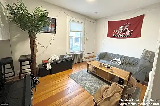 692 Columbia Rd Photo 2