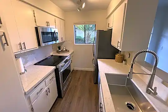 952 Miramonte Dr #2 Photo 2