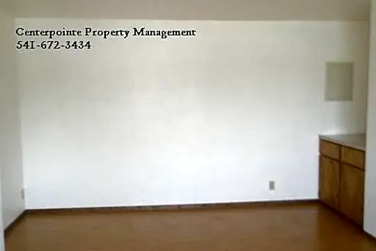228 NE Ward Ave Photo 2