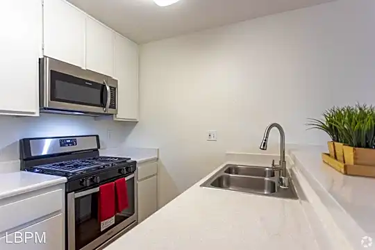 14543 Burbank Blvd Photo 1