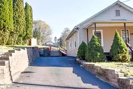 50 Lincoln Ave Photo 2