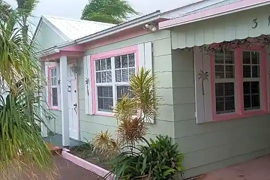 318 W Ocean Ave Photo 2