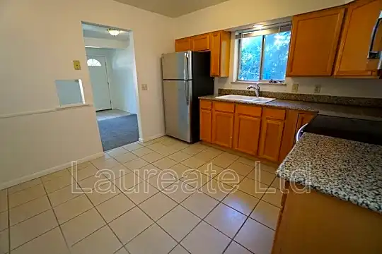 1585 Valentia St. Photo 2