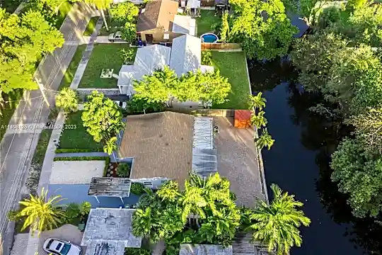 300 SW 11th Ct #0 Photo 2