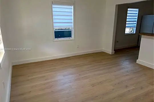 2555 NW 23rd Ave Photo 2