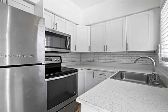 737 NE 16th Ave #4 Photo 2