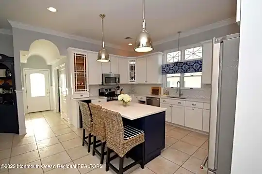 563 Whiting Ave Photo 1