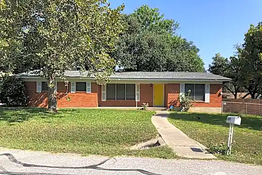 104 Scurry St W Photo 1