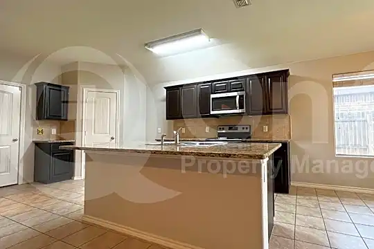 1124 Wellesbourne Lane Photo 2