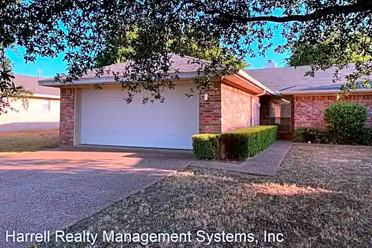 636 Park Place Drive Photo 2