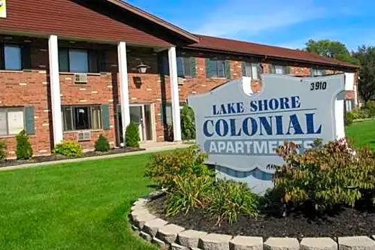 Lakeshore Colonial Apartments Photo 1