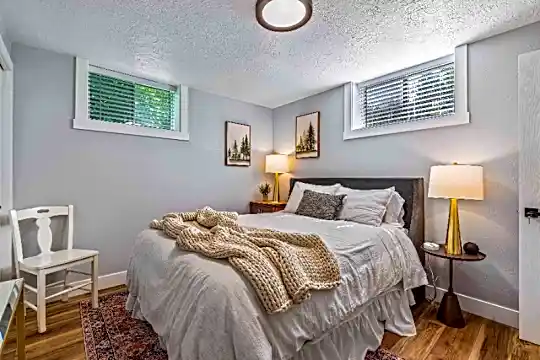 444 N Oakley St Photo 2