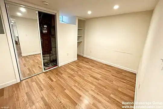22 Greenwich St Photo 2