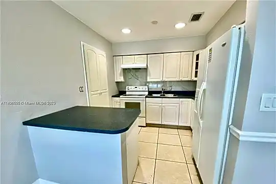 2187 SW 25th St Photo 2